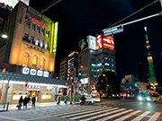 「伝統」の神谷バーと「現代」の東京スカイツリーが交差する東武浅草駅前交差点