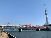 スカイツリーと年代物の東武鉄橋、その向こうに水色の言問橋